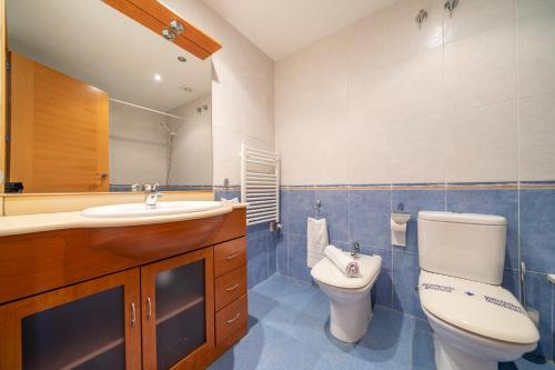 y baño con aseo y lavamanos. en HomeHolidaysRentals Blaucel - Costa Barcelona en Pineda de Mar