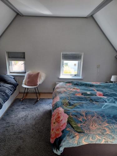 Giường trong phòng chung tại Karakteristiek huis in centrum Winsum met nieuwe badkamer