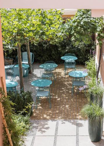 a group of tables and chairs in a courtyard at Antica Dimora Le Misure in Cervia