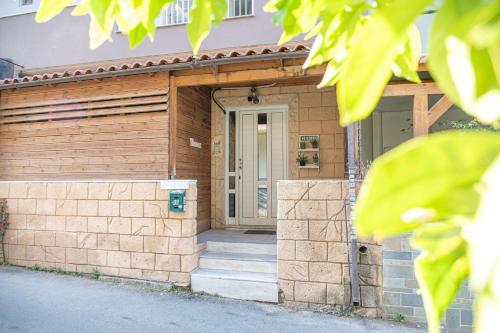 uma casa de tijolos com uma porta da frente e escadas em Haris apartment 2 em Heraclião