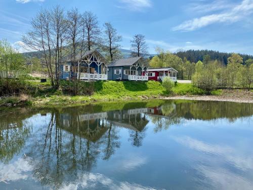 una casa a orillas de un lago en Osada Pstrąga, en Stronie Śląskie