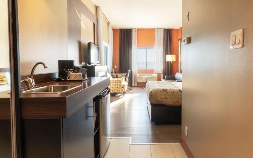 um quarto de hotel com um lavatório e um quarto em Hotel Must em Cidade de Quebec