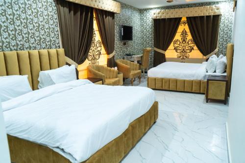 Ένα ή περισσότερα κρεβάτια σε δωμάτιο στο Islamabad Lodges