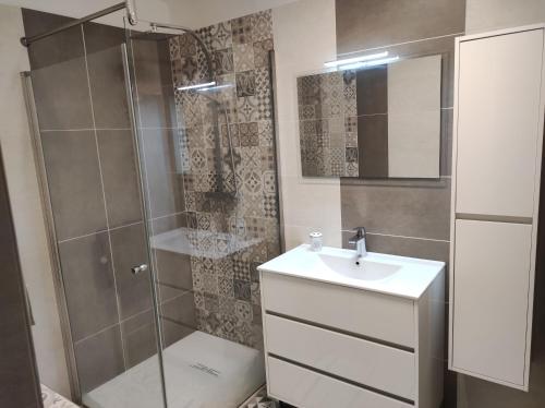 a bathroom with a shower and a sink at Port marine appartement 3 pièces avec piscine in Sainte-Maxime