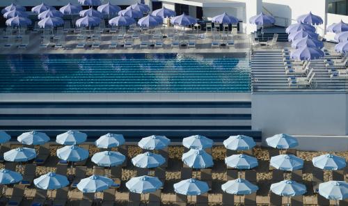 Bazén v ubytování I Resort Beach Hotel & Spa nebo v jeho okolí