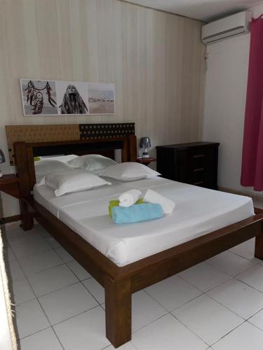 een slaapkamer met een bed met een handdoek erop bij Balisier in Vieux Bourg