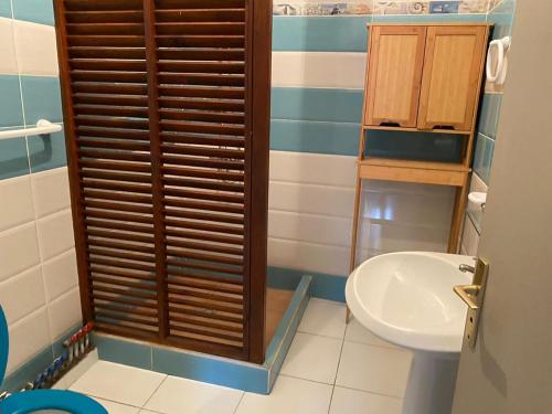 łazienka z toaletą i umywalką w obiekcie Balisier w mieście Vieux Bourg