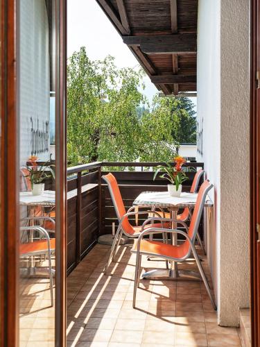 エック・アム・ファーカー・ゼーにあるApartments Weberhofのバルコニー(テーブル、椅子付)