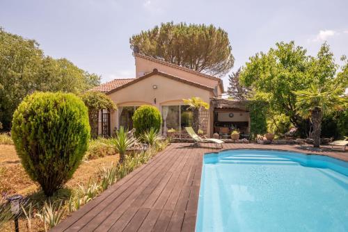 une maison avec une piscine et une maison dans l'établissement Les Écureuils, à Rosières
