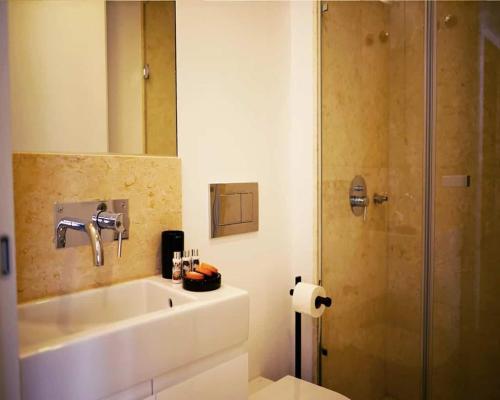 een badkamer met een wastafel en een douche bij Vila Intendente - Apartamento 2 Quartos in Lissabon