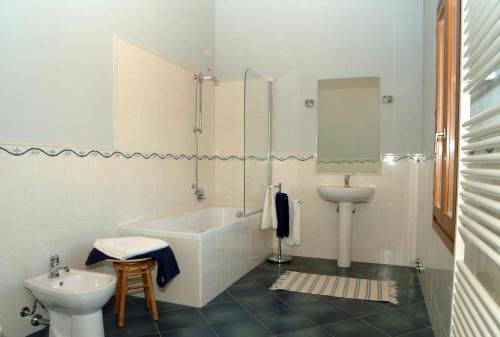 a bathroom with a sink and a tub and a toilet at Al Podere Santa Cristina in Castel Maggiore