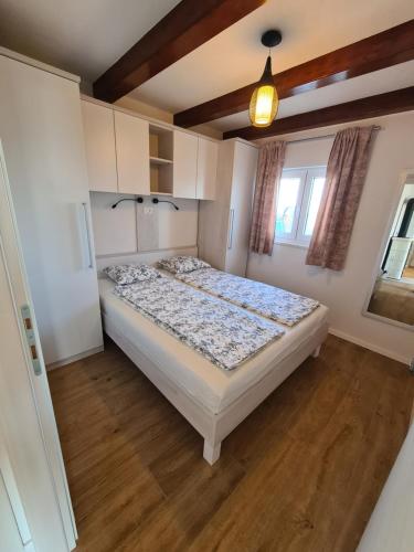 1 dormitorio con 1 cama en una habitación en Holiday house Adriana, en Povljana