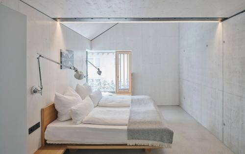 מיטה או מיטות בחדר ב-Urban Alpine Penthouse with Lake View