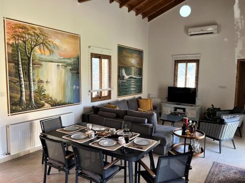 salon ze stołem i kanapą w obiekcie Gaia Residence, Peristerona, Polis Chrysochous w Pafos