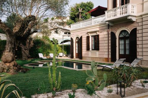 uma casa com piscina no quintal em Resort Al Forte em Forte dei Marmi