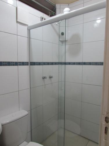 uma cabina de duche em vidro numa casa de banho com WC em Hotel Monteneve em São Paulo