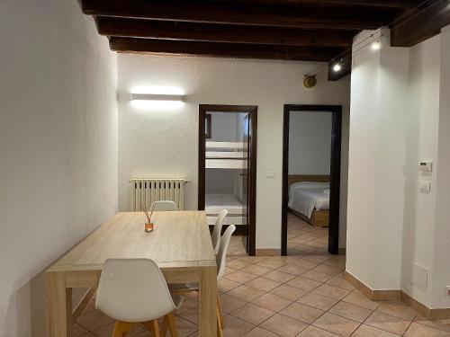 een kamer met een tafel en stoelen en een slaapkamer bij B&B Ca' Cammello in Ferrara