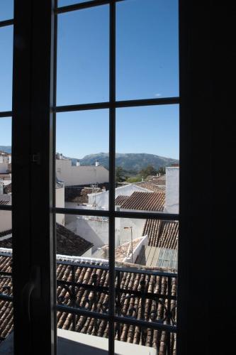 Vista generica sulle montagne o vista sulle montagne dall'interno dell'hotel