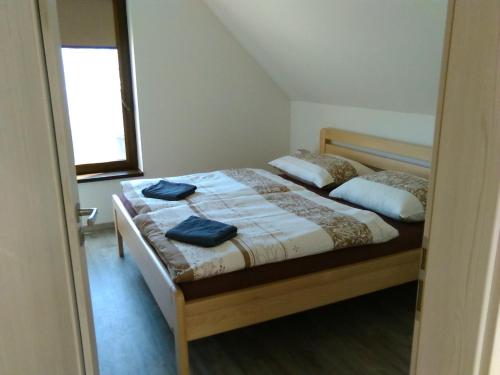 Un pat sau paturi într-o cameră la Apartmány Zlatý Hamr
