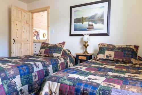 een slaapkamer met 2 bedden en een raam bij Woodhaven - Seaside Accommodations in Waweig