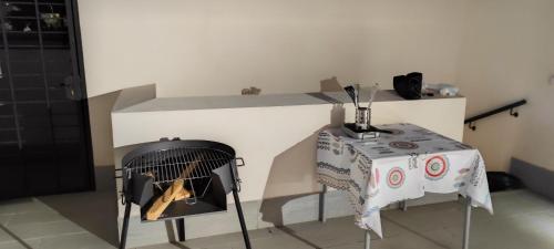 une cuisine avec une table et une cheminée dans l'établissement Ático en benajarafe, à Benajarafe