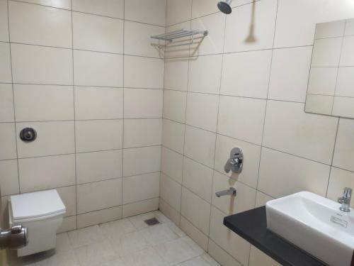 奥兰加巴德Hotel Kartiki的带马桶和水槽的浴室