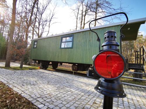 NarewkaにあるWagon Przystanek Gnilecの緑車灯