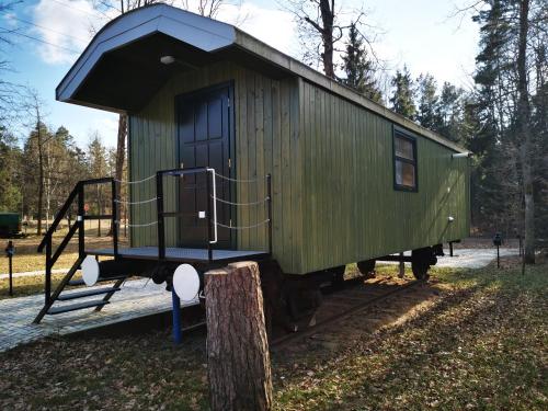 NarewkaにあるWagon Przystanek Gnilecの公園内の緑車