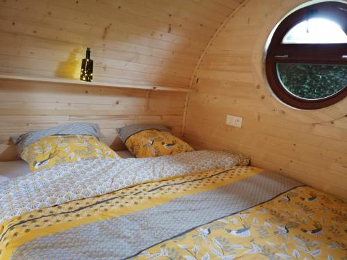 2 Betten in einem kleinen Zimmer mit Fenster in der Unterkunft Le mélèze heureux 