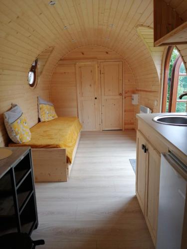 a bedroom in a tiny house with a bed at Le mélèze heureux in Cambron-Casteau
