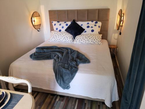 a bedroom with a bed with a blanket and pillows at Seemannsbraut in Kellenhusen