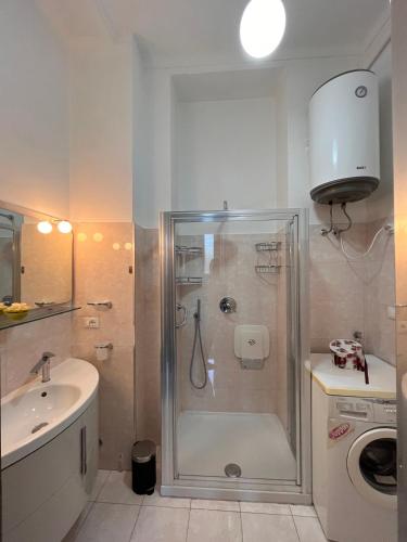y baño con ducha y lavamanos. en Elegante e accogliente appartamento a Torino, en Turín