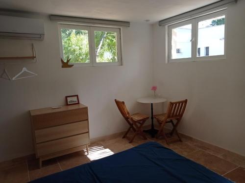 馬藏的住宿－l'Annexe, logement confortable avec piscine，一间卧室配有一张床、一张桌子和两把椅子