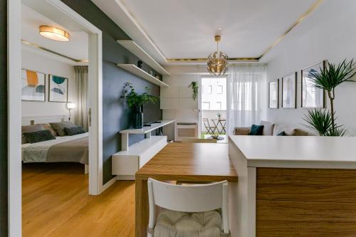 Posteľ alebo postele v izbe v ubytovaní City Lux Apartment 1- with garage and balcony