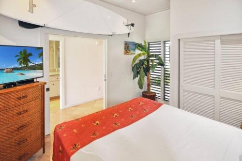 Postel nebo postele na pokoji v ubytování Oceanview 1BR at Kiahuna Plantation Unit 159