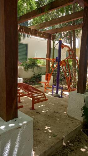 un parque infantil con tobogán y columpio en Castell plaeasures, en Playa del Carmen