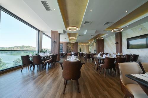 Výhled na řeku, která protéká v blízkosti hotelu