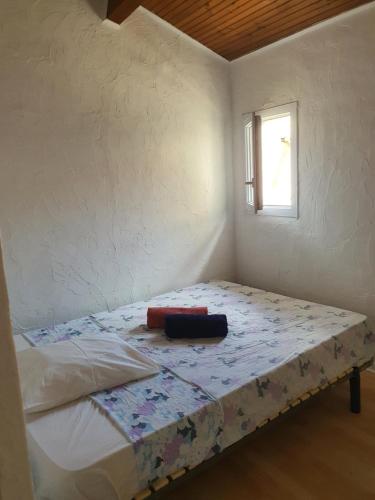 un lit dans une chambre avec une fenêtre dans l'établissement LIBERTE 17/3, à Arles
