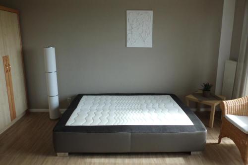 ein Schlafzimmer mit einem Bett in einem Zimmer in der Unterkunft Ferienwohnung Marko in Neddesitz
