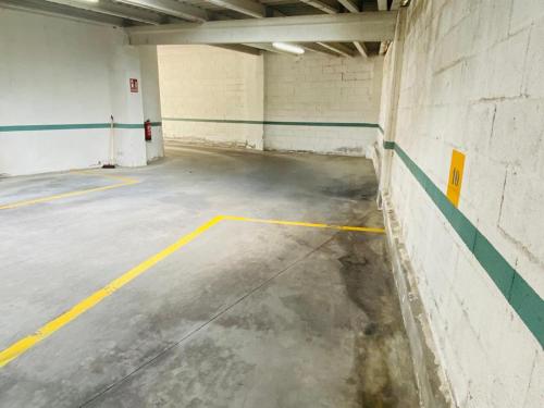 um parque de estacionamento vazio numa garagem em Tu hogar en el corazón de O Salnés em Meaño