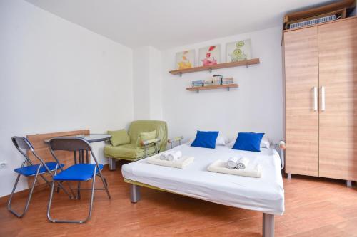 um quarto com uma cama com 2 cadeiras e uma mesa em Apartment Lucky em Budva