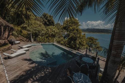 Uma vista da piscina em Casa de Vidro com piscina - costeira Paraty Mirim ou nos arredores