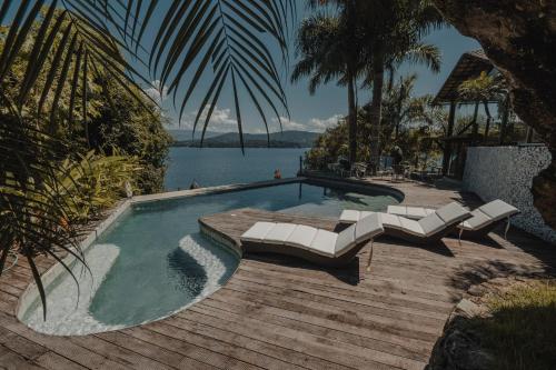 A piscina localizada em Casa de Vidro com piscina - costeira Paraty Mirim ou nos arredores