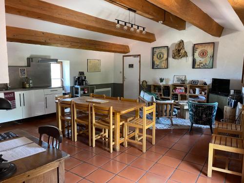 Kuchyň nebo kuchyňský kout v ubytování Gîte XL Familles et groupes Duilhac sous Peyrepertuse