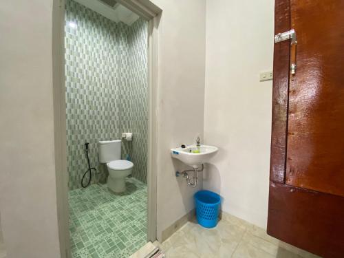 Bathroom sa OYO 91419 Hotel Mulia Bangka