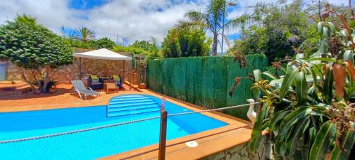 einen Pool im Hinterhof mit einem Zaun in der Unterkunft Casa Nodica in Tacoronte