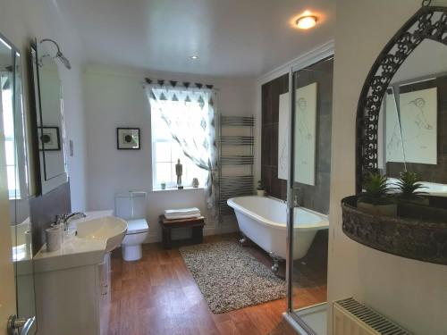 Bilik mandi di Glangwili Mansion - Luxury 5 star Bed & Breakfast