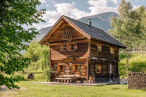 eine Blockhütte mit einem Picknicktisch davor in der Unterkunft Landgut Moserhof in Penk