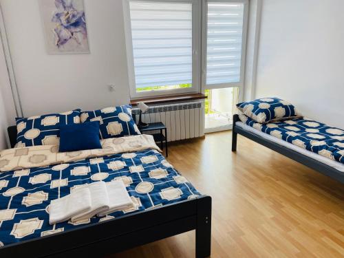Ένα ή περισσότερα κρεβάτια σε δωμάτιο στο APARTAMENTY W BIESZCZADACH