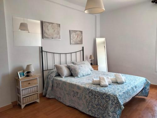 1 dormitorio con 1 cama con 2 almohadas en Apto. Trafalgar, playa de la Cachucha. WiFi, A/C, en Puerto Real